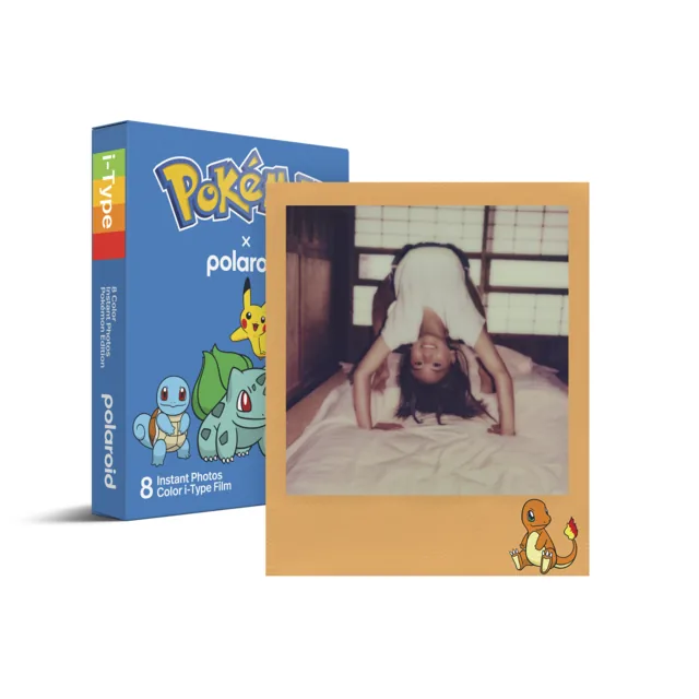 Foto Polaroid i-Type con marco naranja de Charmander junto a la caja de película Pokémon