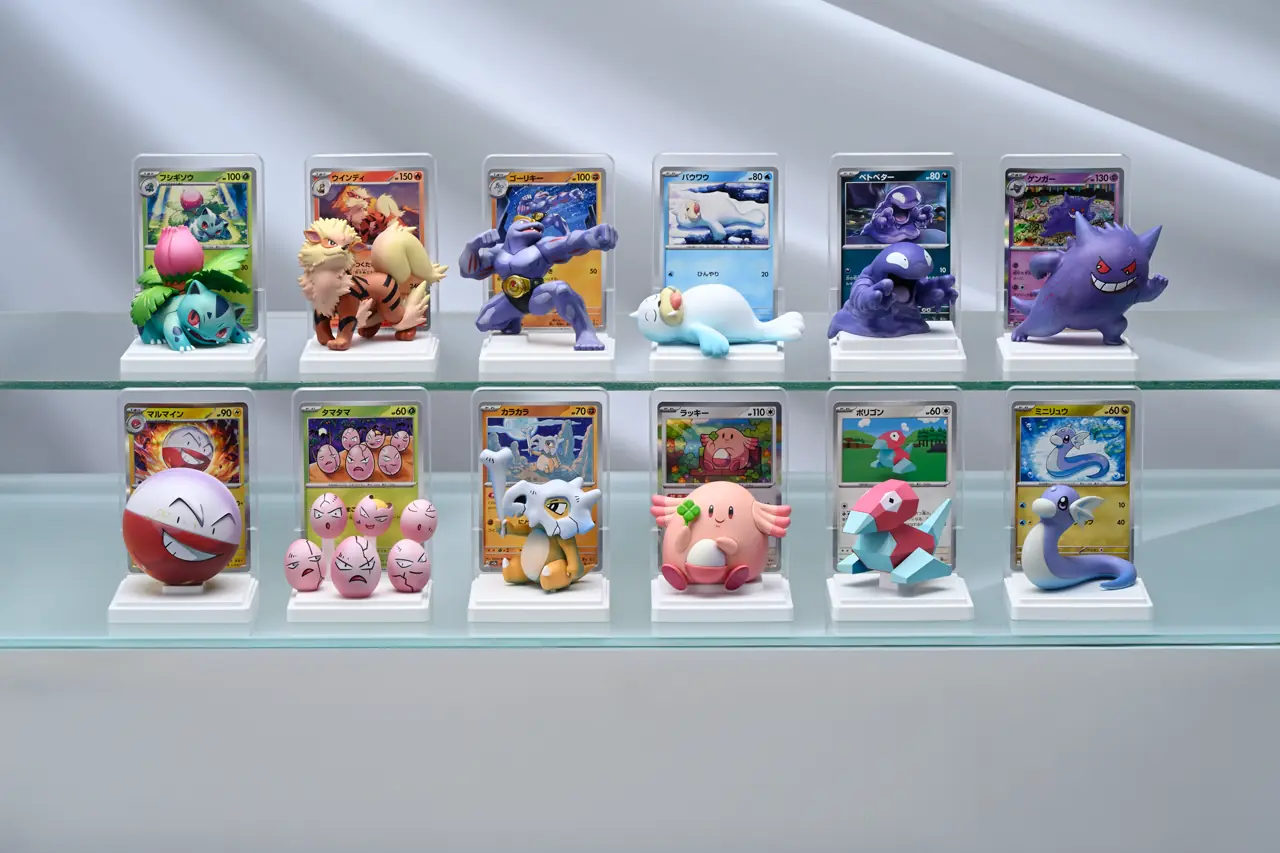 Los 12 diseños regulares de Pokémon TCG Dream Painting Collect 151 expuestos con su carta y su base con marco