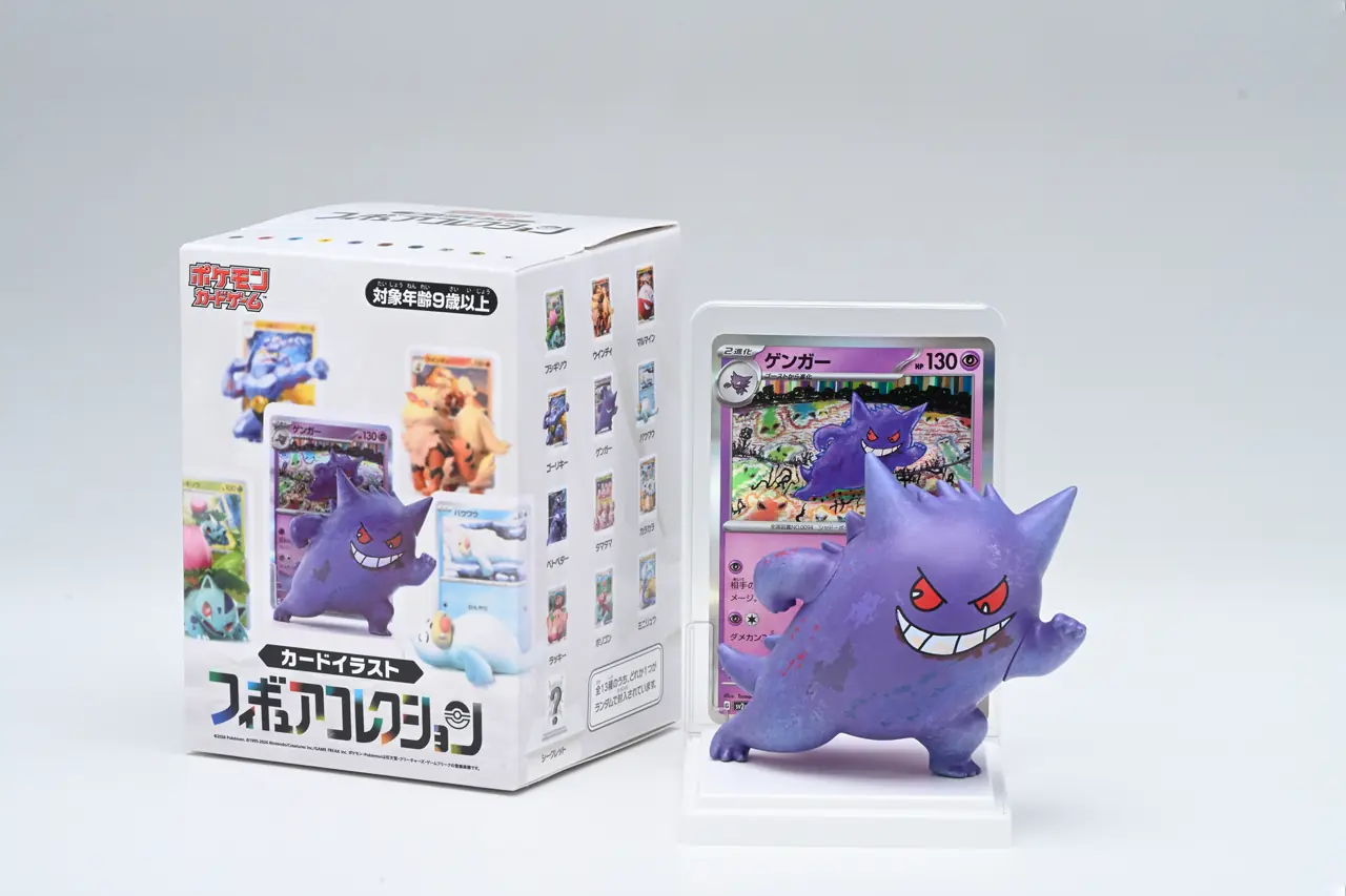 Edición japonesa de Collect 151: la caja de カードイラストフィギュアコレクション junto a la figura de Gengar con su carta