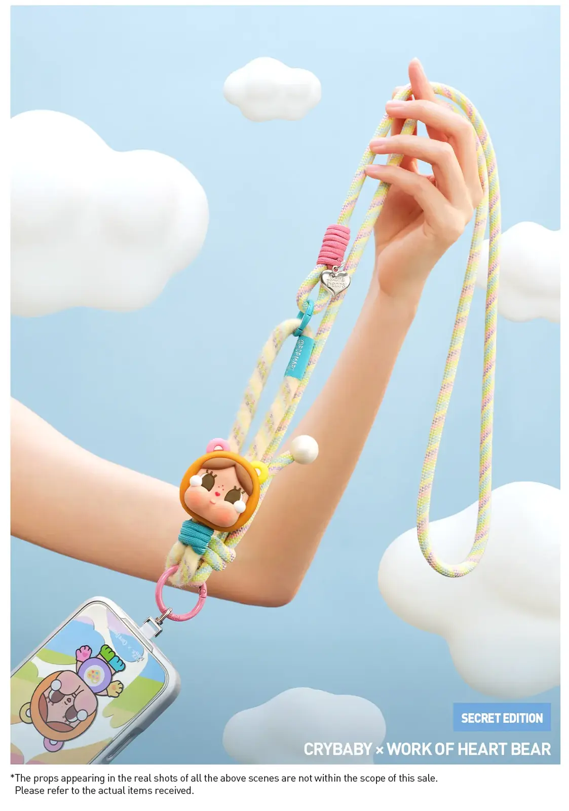 Lanyard largo CRYBABY x Care Bears con el colgante secreto Work of Heart Bear sujeto a un móvil