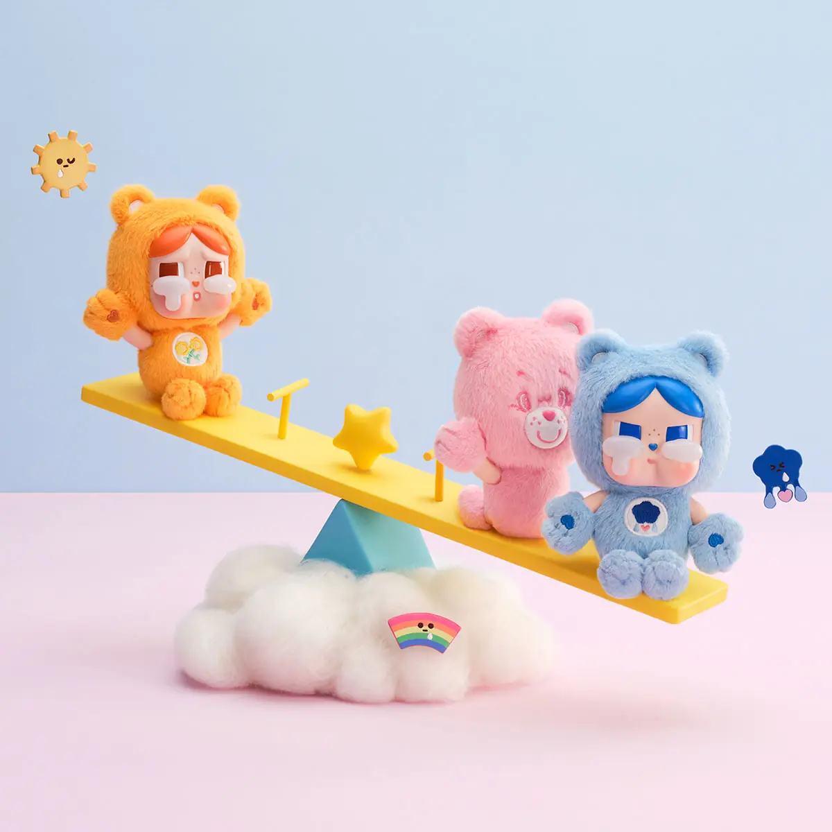 Friend Bear, Cheer Bear y Grumpy Bear de CRYBABY x Care Bears sobre un balancín