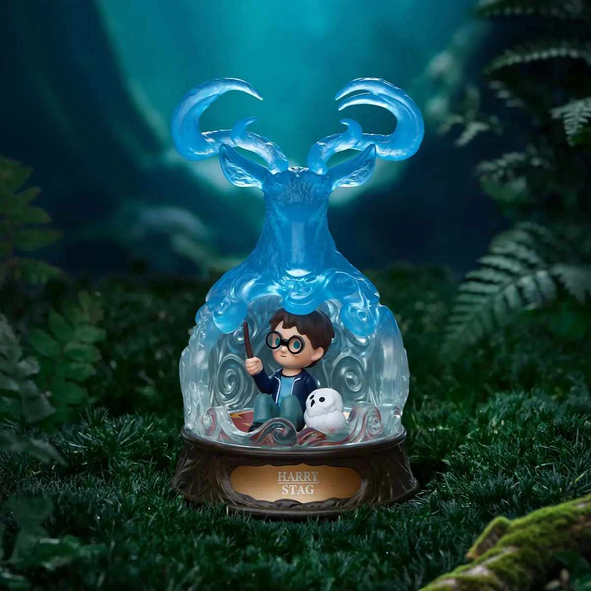 Detalle de la figura Harry with Stag sobre el musgo del bosque