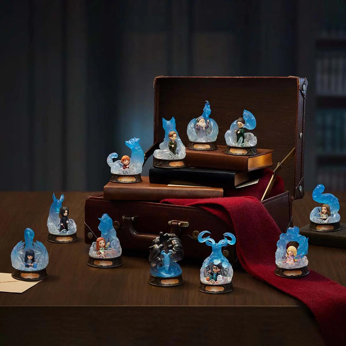 Los diez diseños regulares de Harry Potter Patronus Series apagados sobre una mesa de madera