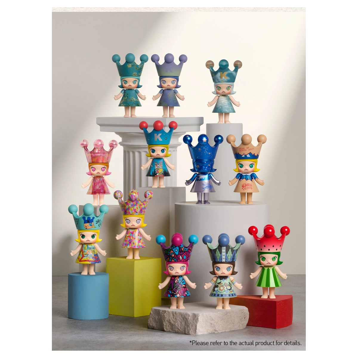 Los doce diseños de MEGA ROYAL MOLLY 100% Series 1 de POP MART sobre pedestales de estudio