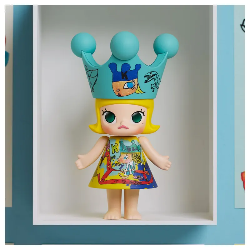 MOLLY con corona y vestido cubiertos de dibujos infantiles a rotulador