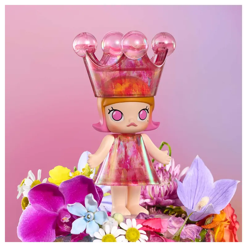 MOLLY special de Mika Ninagawa con corona translúcida y vestido floral entre flores reales