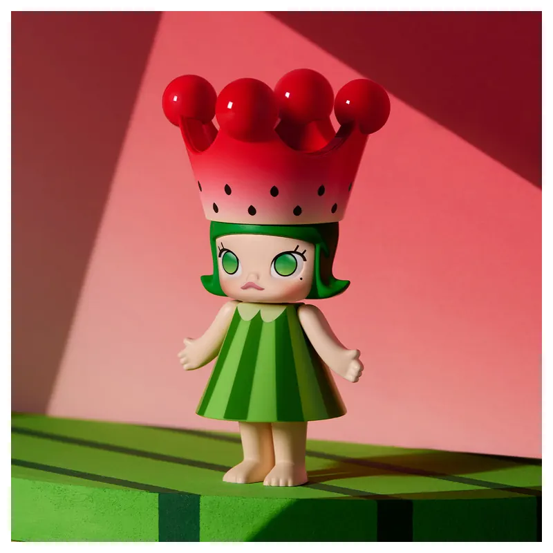 MOLLY Watermelon con corona de sandía y vestido verde