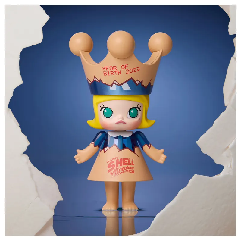 MOLLY con corona beige rotulada Year of Birth 2023 y vestido Happy Shell Breaking Day