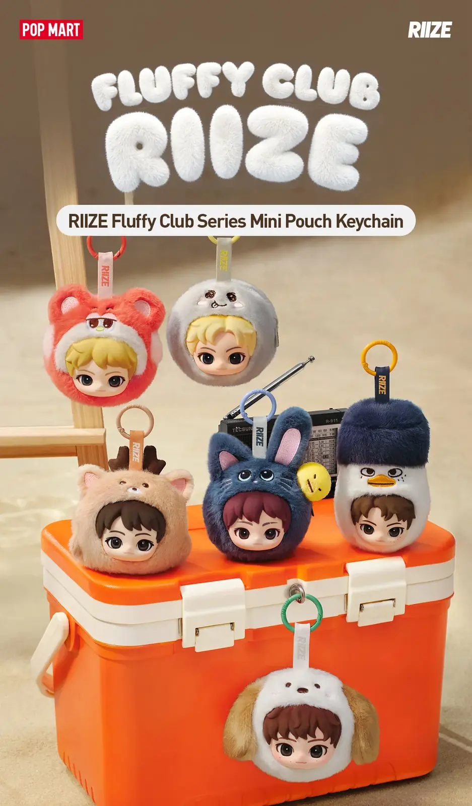 Los seis mini pouch llavero de la serie RIIZE Fluffy Club sobre una nevera portátil naranja