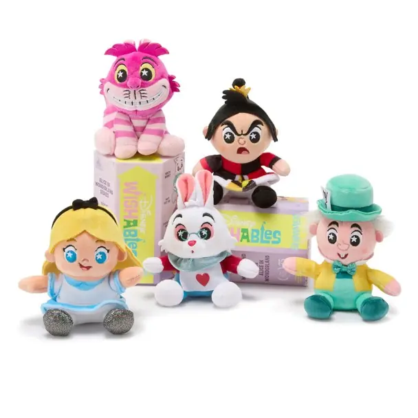 Los cinco peluches Wishables Shimmer de Alice in Wonderland 75 aniversario junto a sus cajas moradas