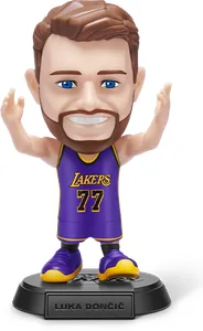 Figura de Luka Doncic de ZURU NBA Ballers Serie 2 sobre fondo blanco