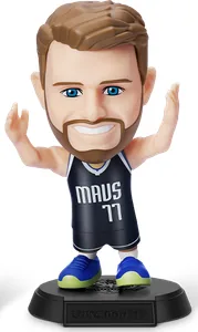 Figura de Luka Doncic de los Mavericks con los brazos en alto