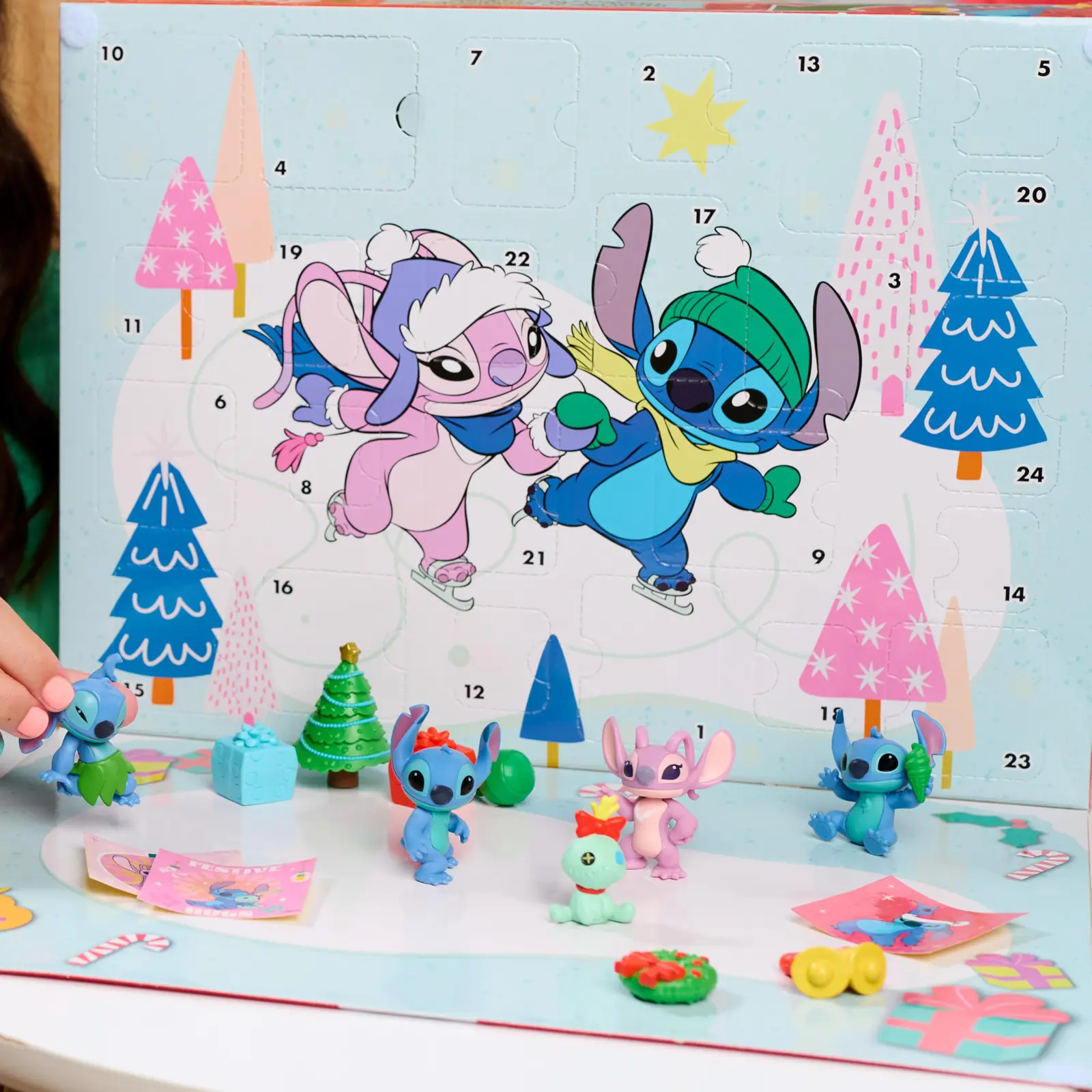 Calendario de Adviento Stitch de la edición 2025 abierto, con figuras de Stitch, Angel y Scrump y accesorios navideños