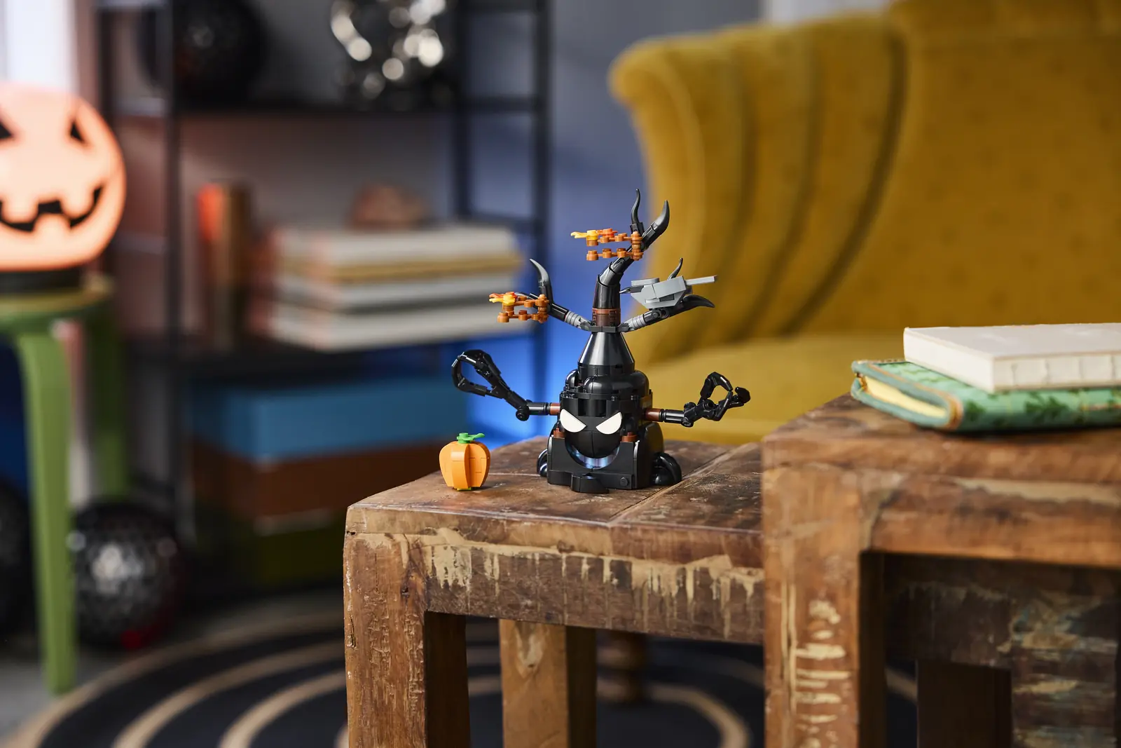 LEGO 40900 Terrorífico Árbol Embrujado con su calabaza sobre una mesa de madera en un salón decorado de Halloween