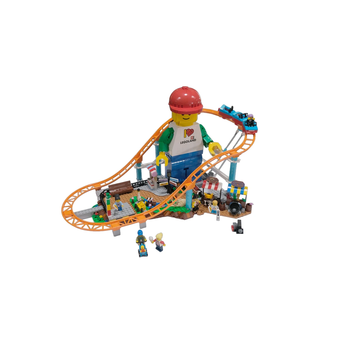 LEGO 50090 LEGOLAND Park Adventure montado: minifigura gigante con gorra roja y camiseta I LOVE LEGOLAND rodeada por una montaña rusa naranja