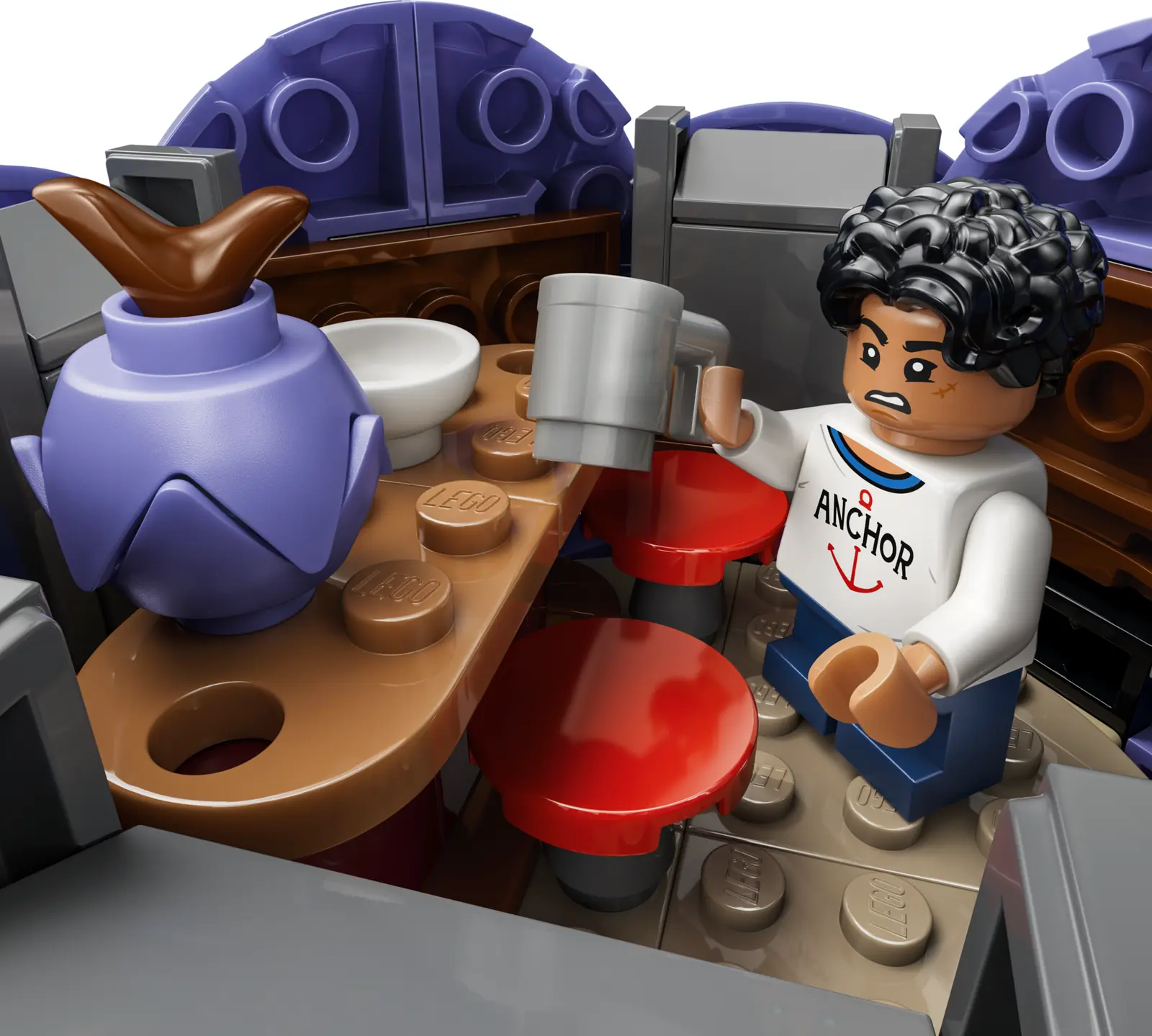 Detalle del interior de la Fruta Goma Goma de LEGO: Luffy joven con camiseta ANCHOR, taburetes rojos y la fruta sobre la barra