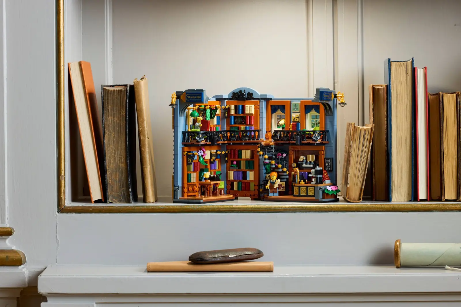 LEGO 11379 Rincón entre Libros abierto en panorámica sobre una balda, entre libros antiguos