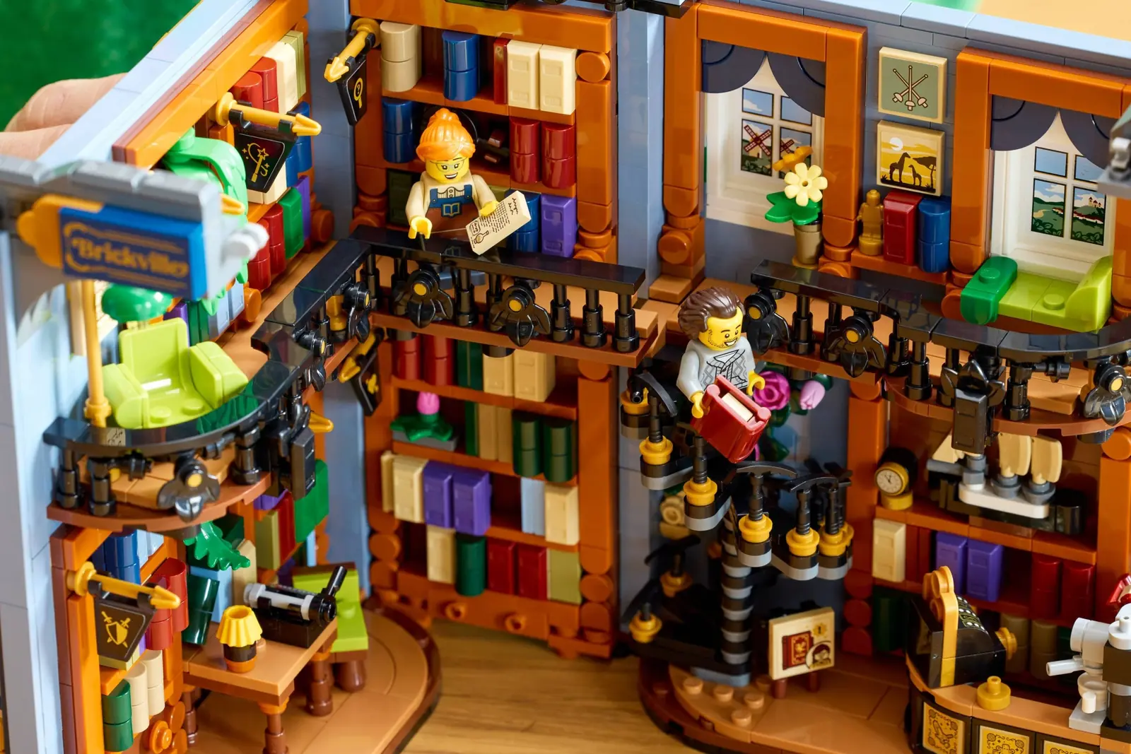 Vista cercana de los balcones, la escalera de caracol y las estanterías del LEGO 11379 con sus dos minifiguras
