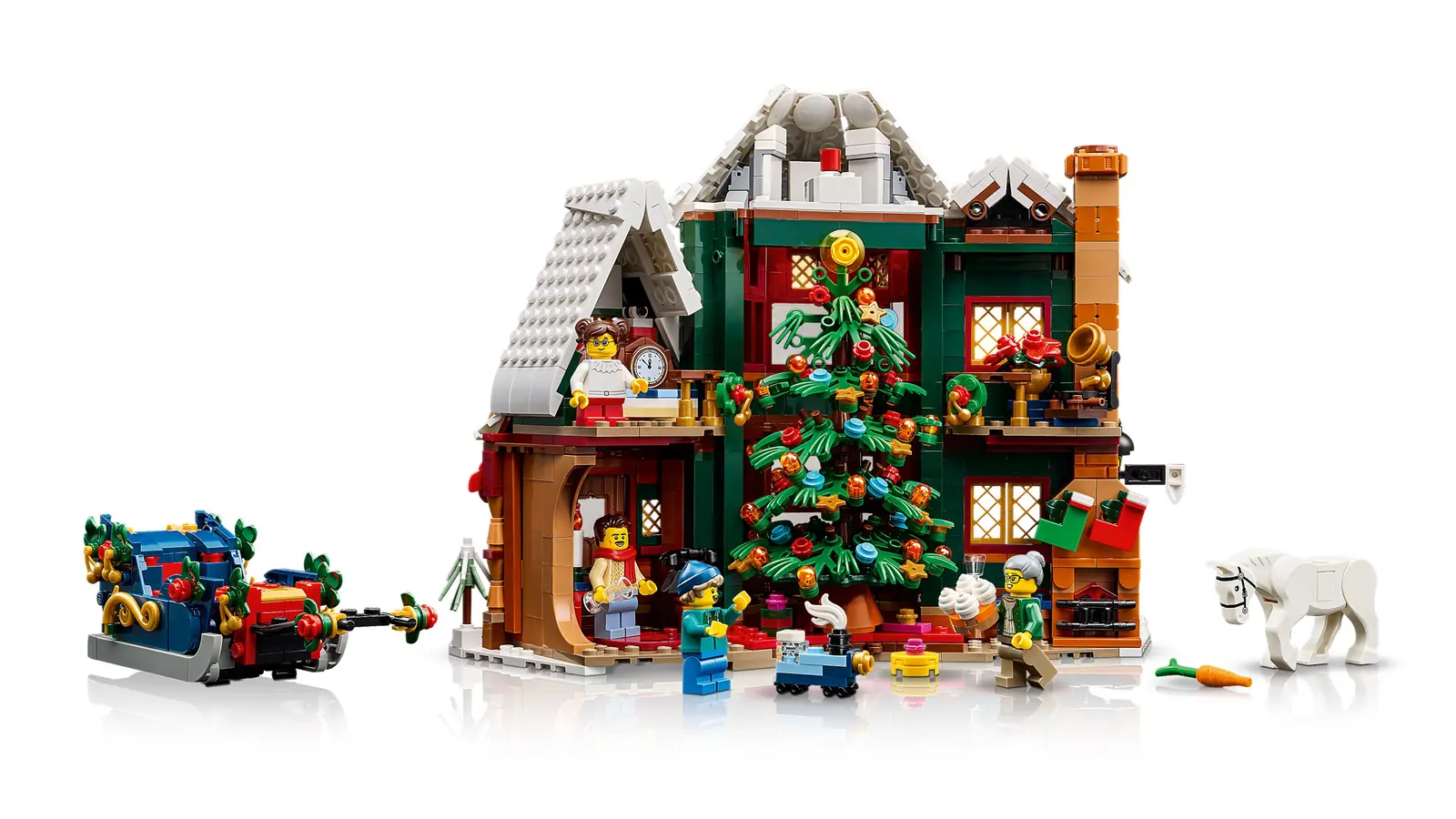 Parte trasera abierta del LEGO 11387 Holiday House con el árbol de Navidad ocupando las dos plantas, el trineo y el caballo blanco
