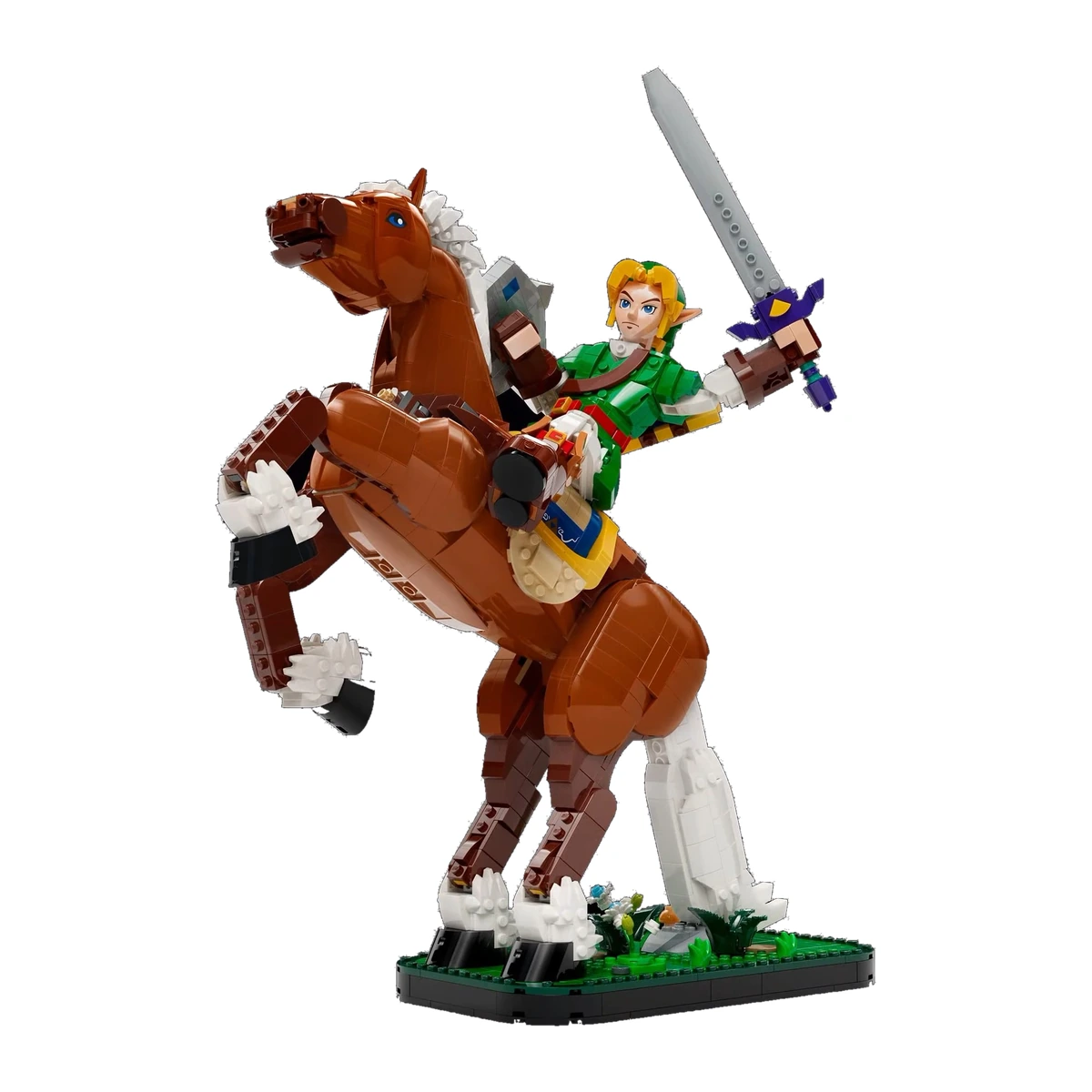 Escultura LEGO de Link a lomos de Epona encabritada con la Espada Maestra en alto sobre una base verde