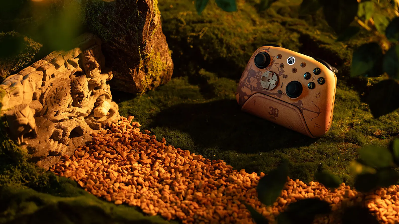 Mando 8BitDo Ultimate 3 for Xbox Tomb Raider 30th Anniversary dorado en una escena de jungla y piedra