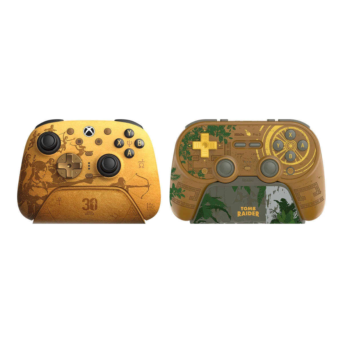 Mando Tomb Raider 8BitDo 30 aniversario: Ultimate 3 para Xbox dorado con siluetas de Lara Croft y Pro 3 con el Lost Valley, sobre sus bases de carga