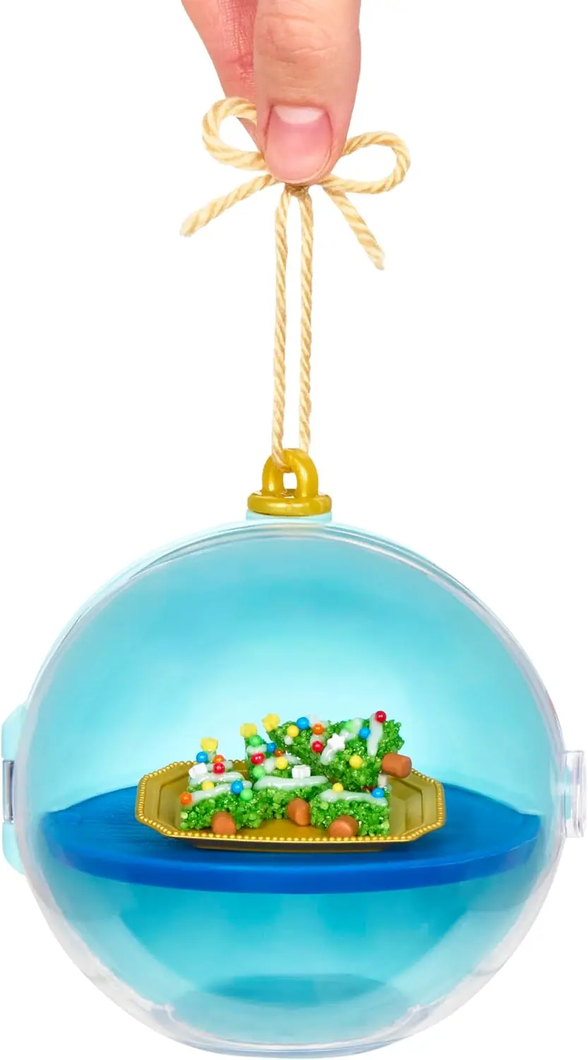 Bola de Miniverse Holiday Series 4 colgada como adorno con la bandeja de árboles de cereal dentro
