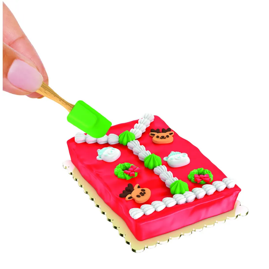 Montaje del pastel de jersey navideño de Miniverse Holiday Series 4 con la espátula verde de mango de madera