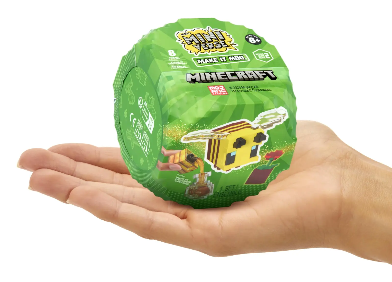Cápsula de Miniverse Minecraft Series 2 en la mano para ver su tamaño