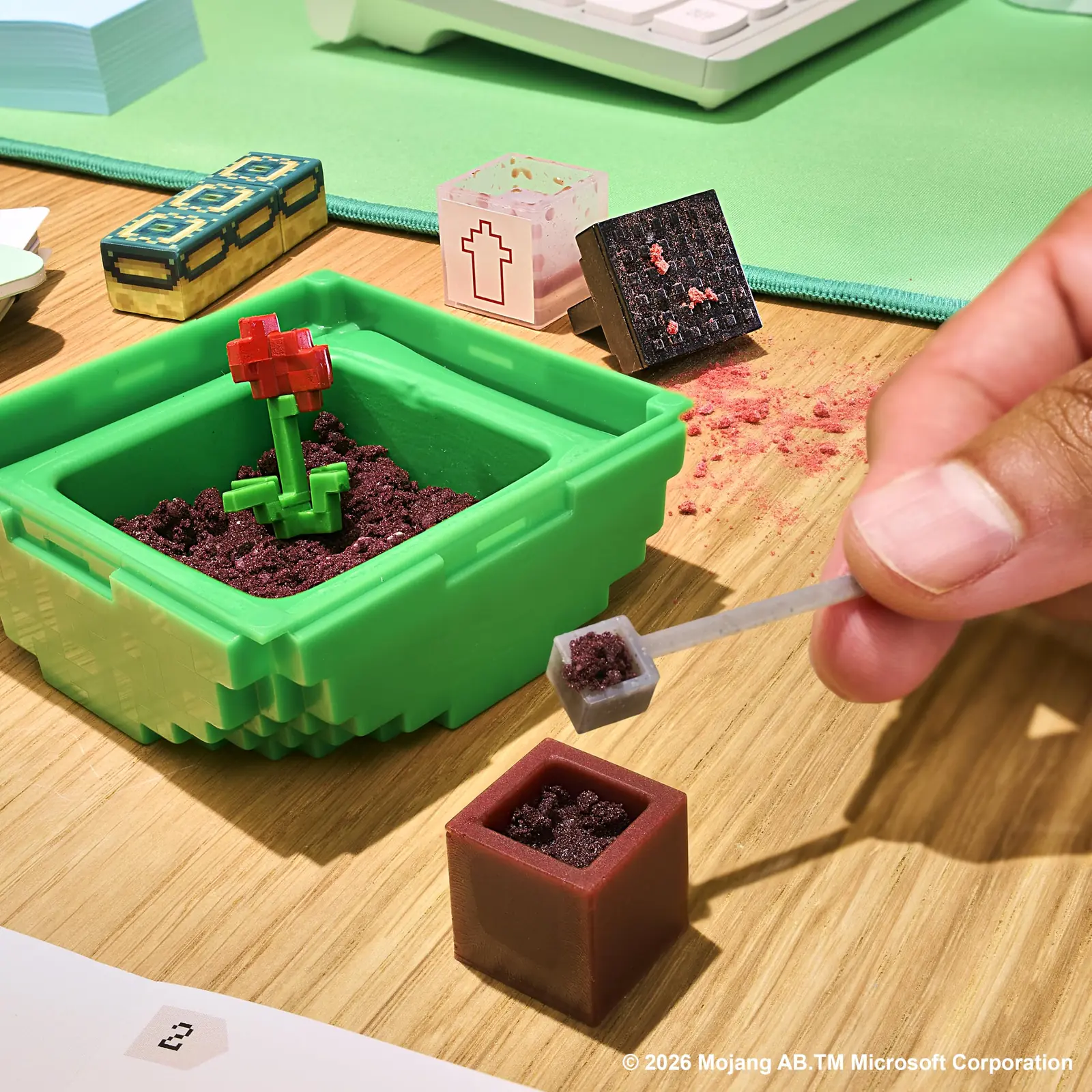 Flower Pot de Miniverse Minecraft Series 2 con tierra de resina y amapola