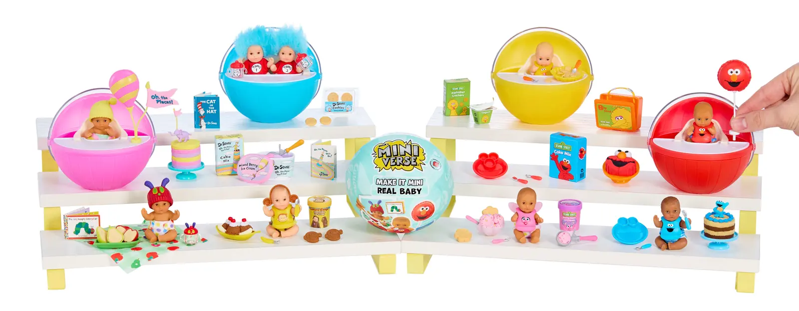 Cápsulas trona abiertas de Miniverse Real Baby Classics con los sets montados en un expositor