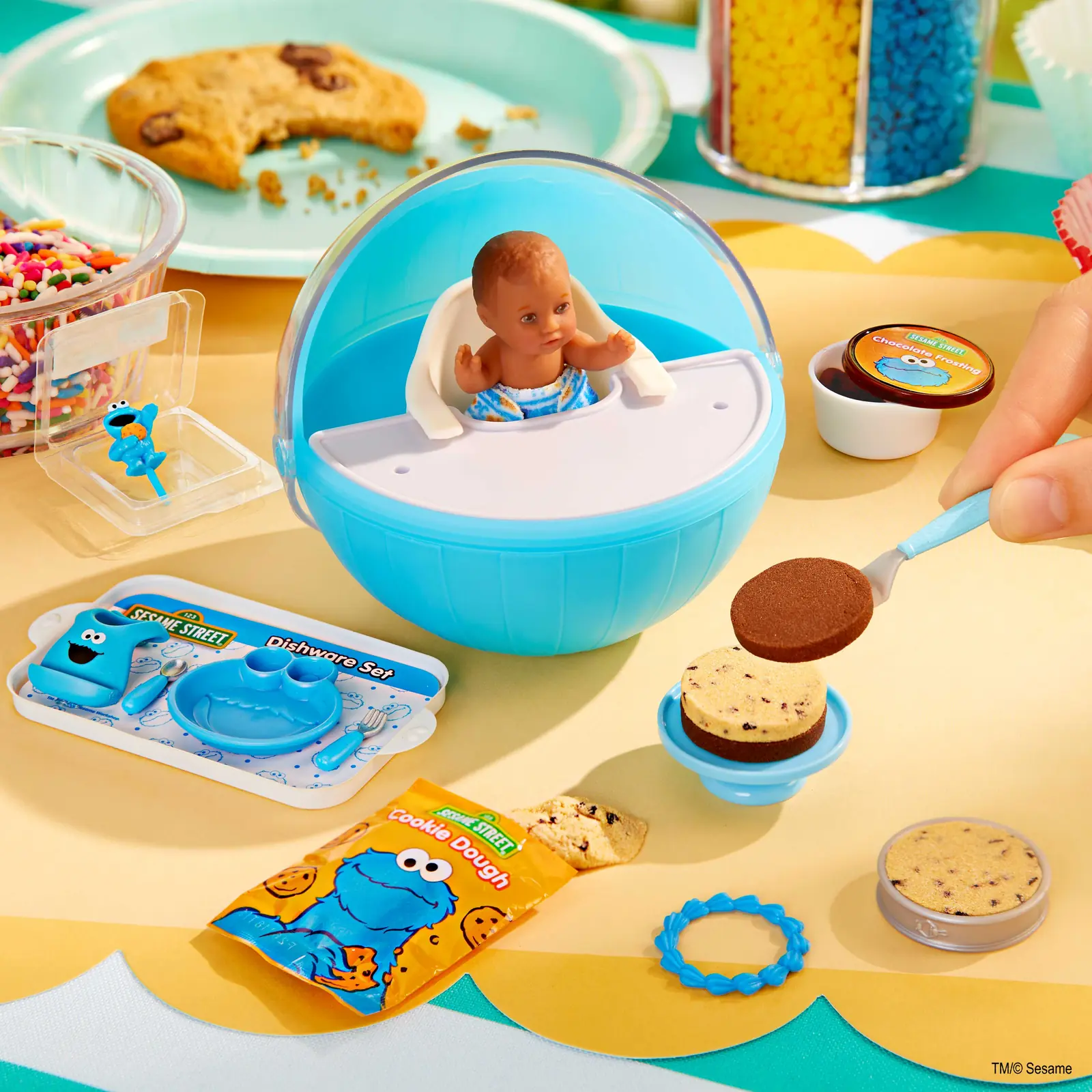 Set Cookie Monster Cookie Cake de Miniverse Real Baby Classics con su cápsula trona azul