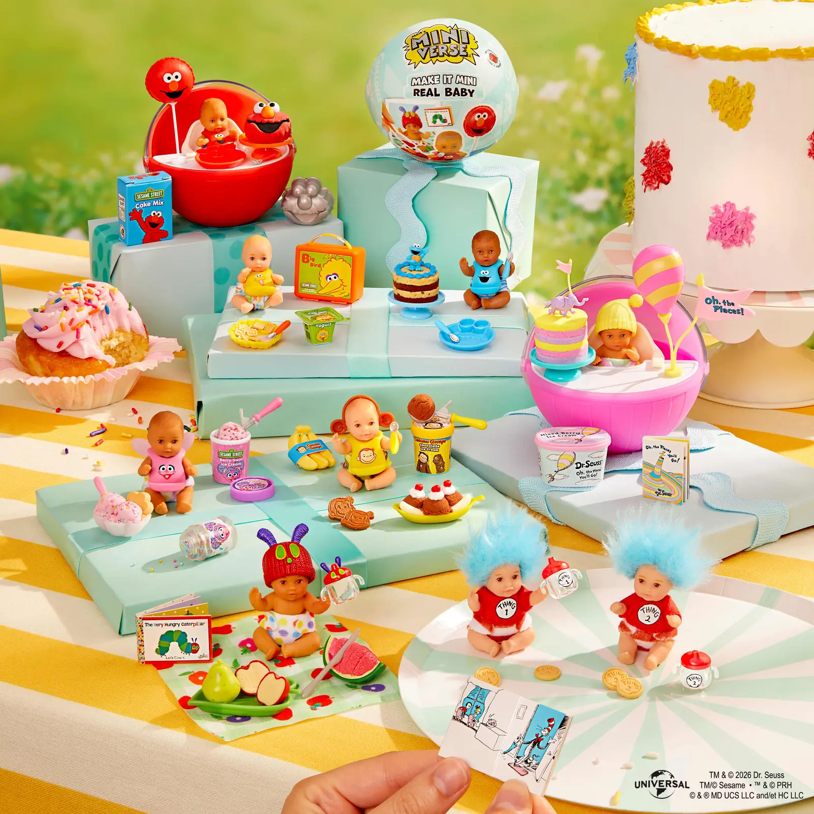 Escena con varios sets de Miniverse Real Baby Classics montados sobre cajas de regalo