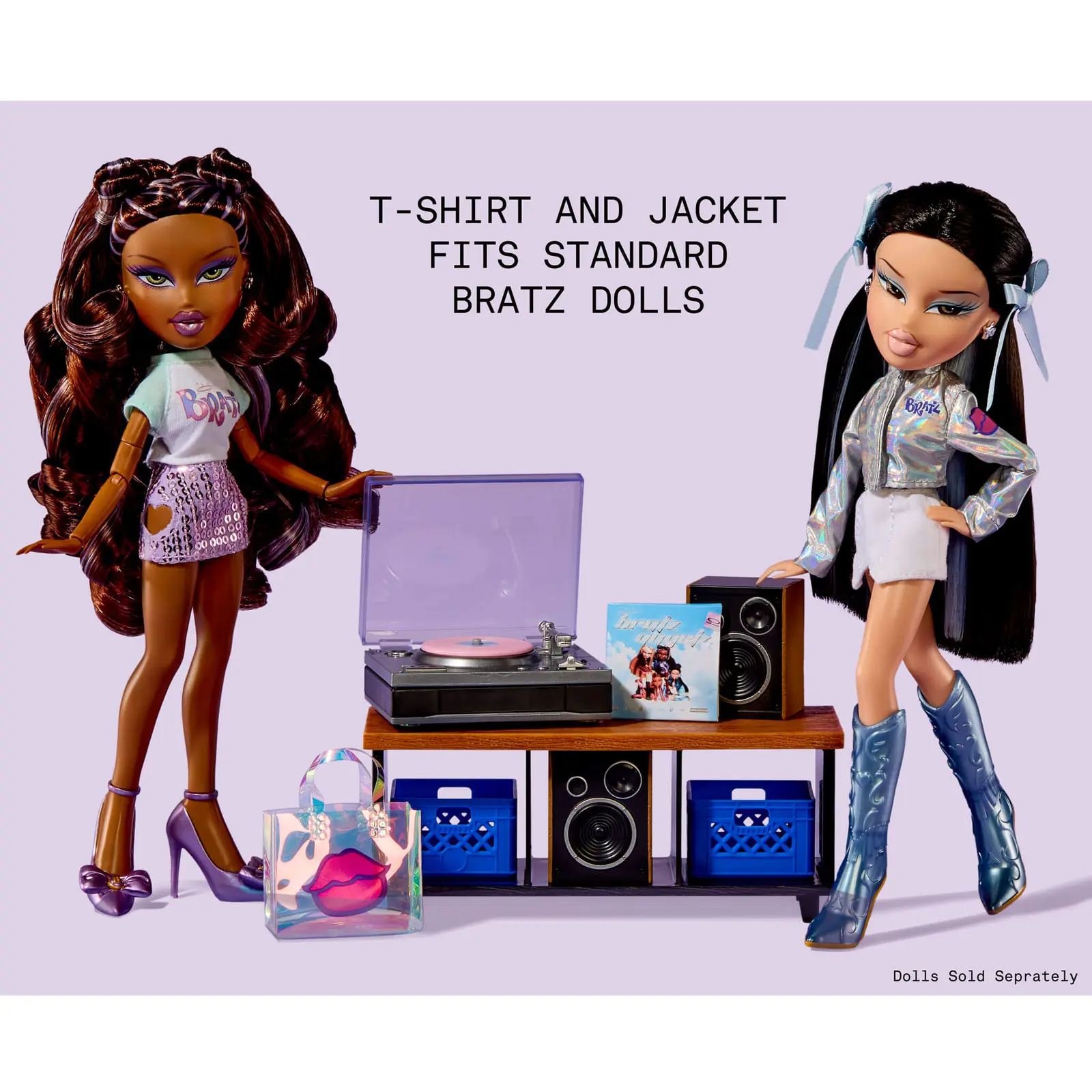 Camiseta y chaqueta holográfica del set puestas en dos muñecas Bratz