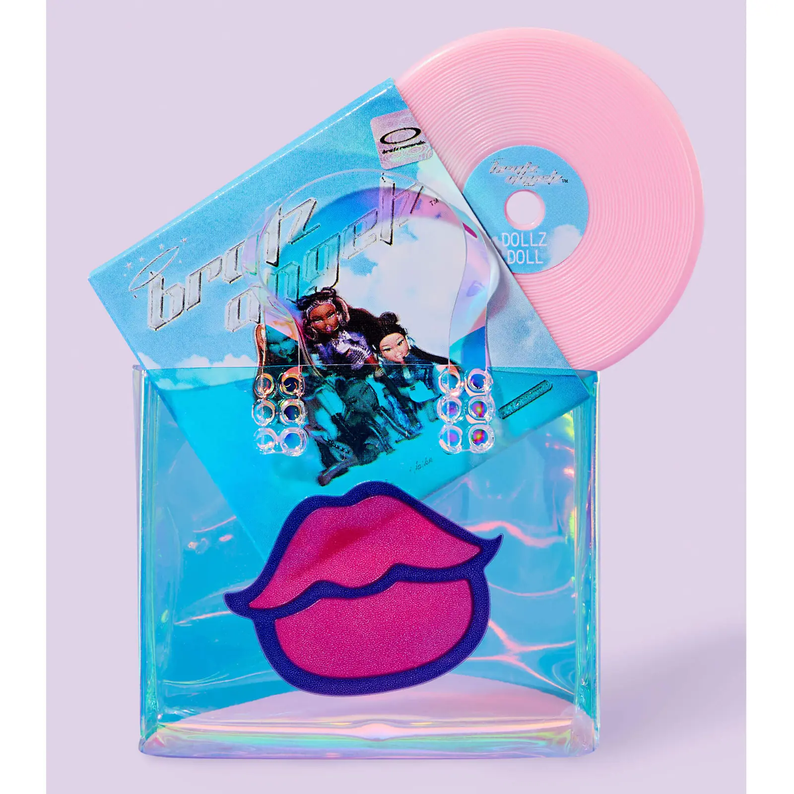 Vinilo rosa de Dollz Doll y portada en miniatura de Bratz Angelz junto al tote de labios