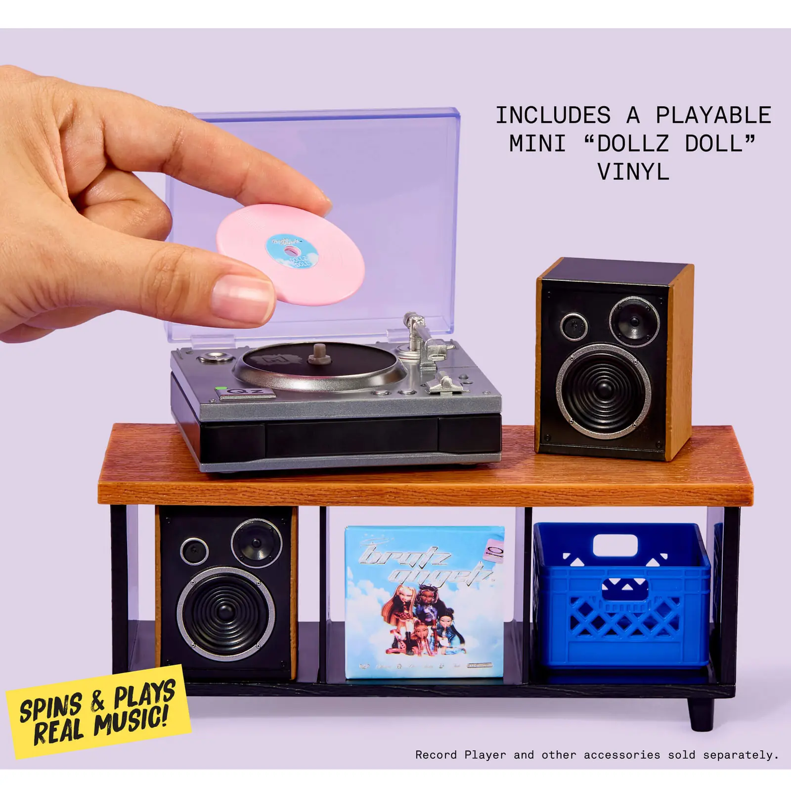 Mano colocando el mini vinilo rosa de Dollz Doll sobre el tocadiscos Miniverse Real Music