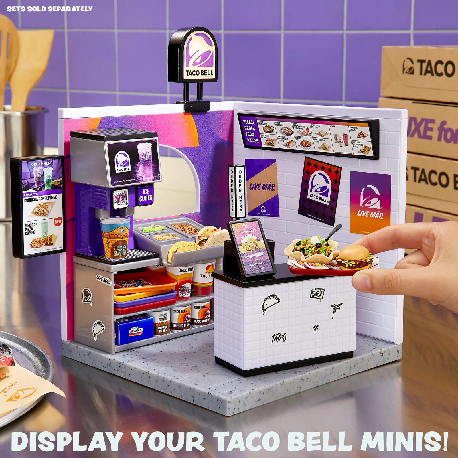 Miniverse Taco Bell Restaurant con los electrodomésticos Taco Bell de Appliances Series 3 y minis de comida sobre el mostrador