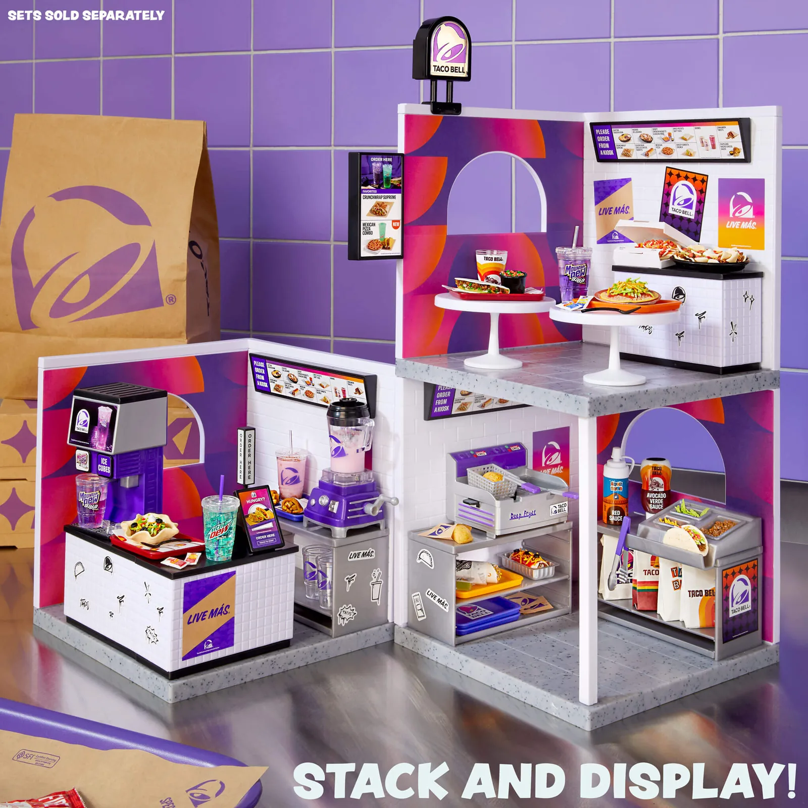 Dos playsets Miniverse Taco Bell Restaurant unidos y apilados en dos alturas llenos de minis Taco Bell