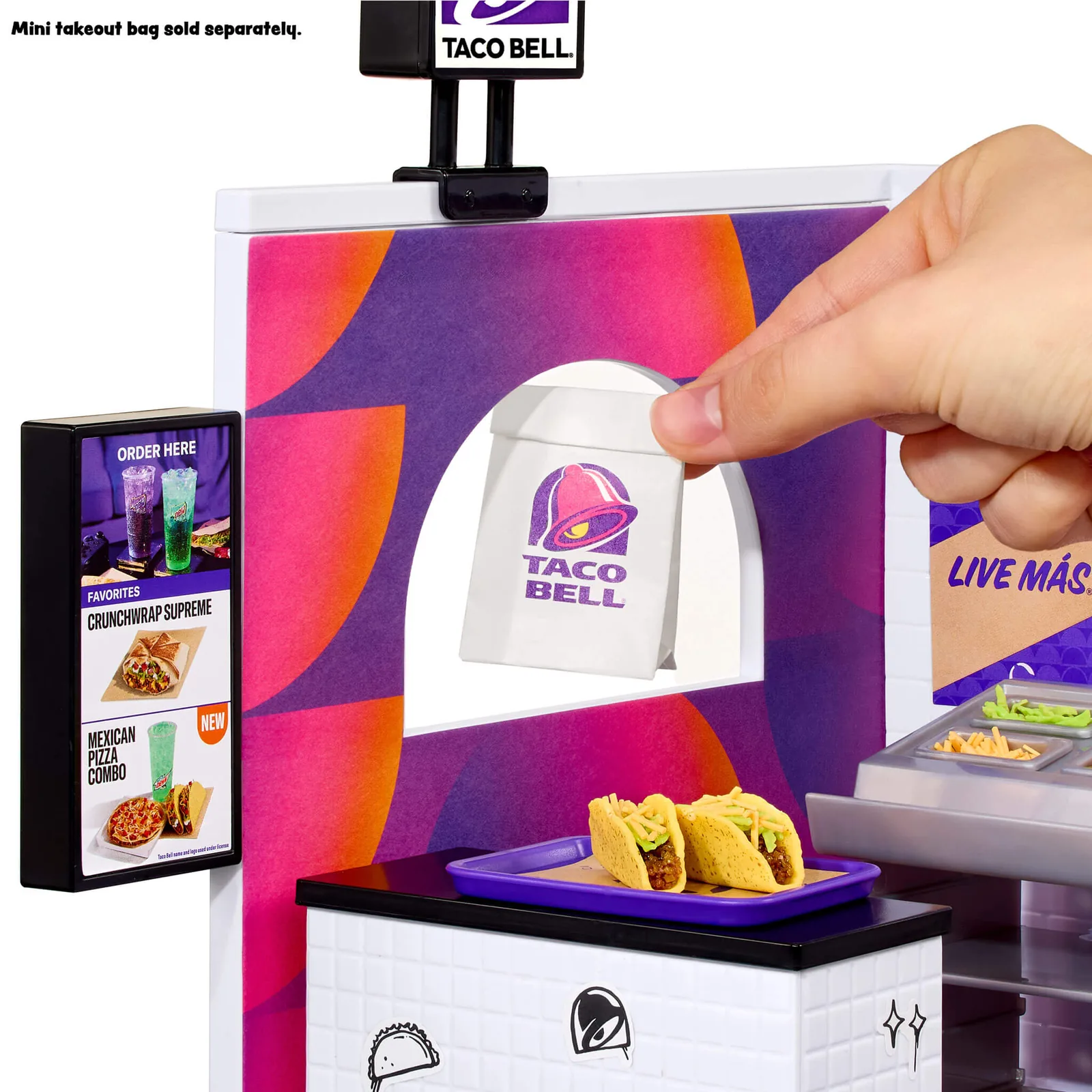 Ventanilla del Miniverse Taco Bell Restaurant con una bolsa para llevar que MGA vende aparte