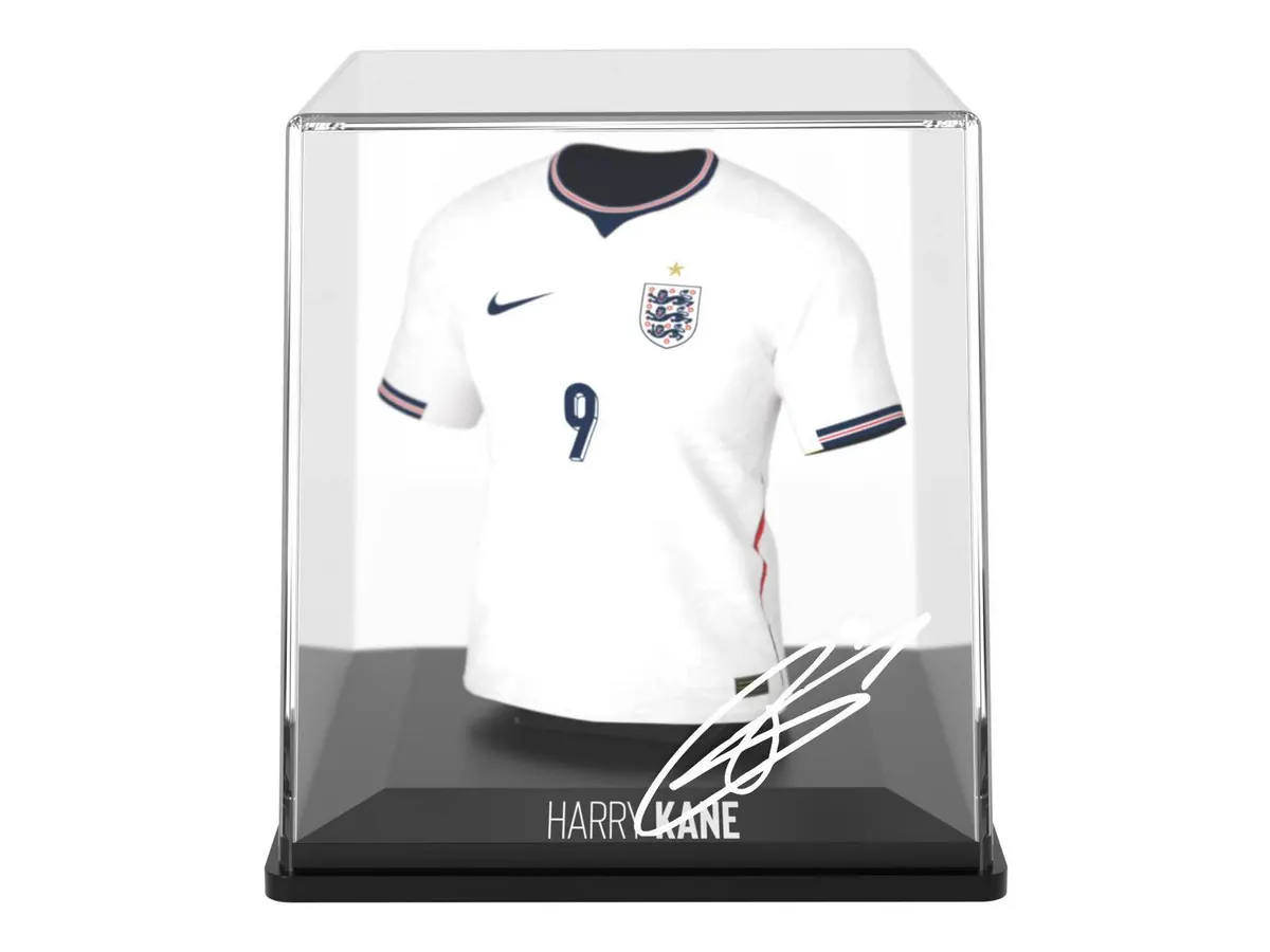 Camiseta MyJersey de Harry Kane con Inglaterra, dorsal 9, en urna con peana negra