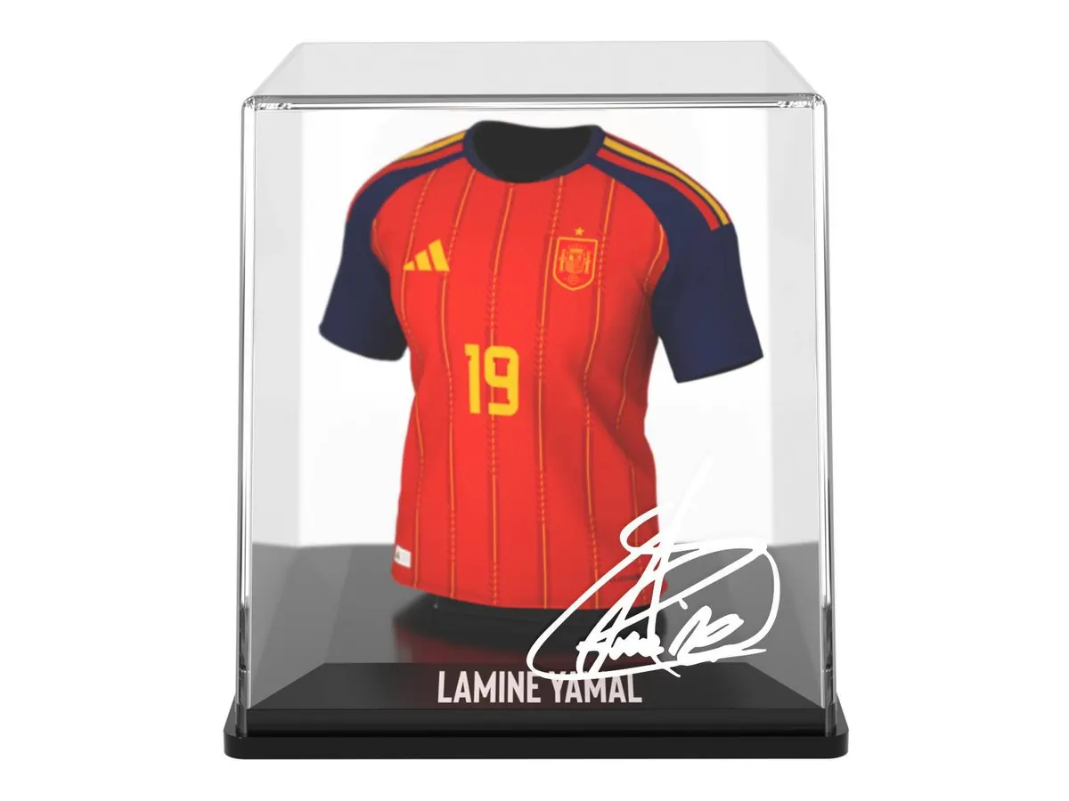 Camiseta MyJersey de Lamine Yamal con Espana, dorsal 19, en urna con peana negra