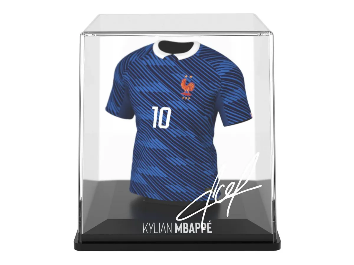 Camiseta MyJersey de Kylian Mbappe con Francia, dorsal 10, en urna con peana negra