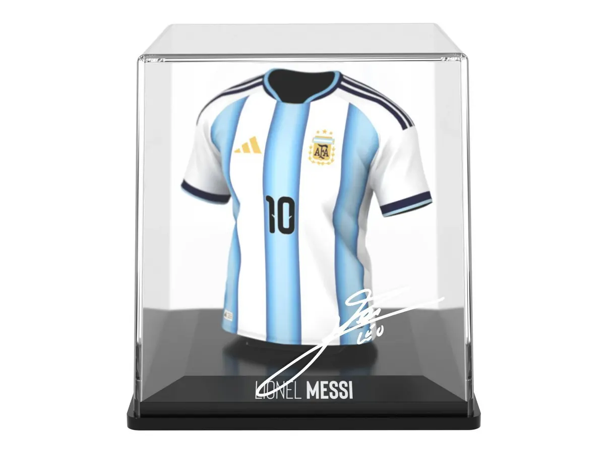 Camiseta MyJersey de Lionel Messi con Argentina, dorsal 10, en urna con peana negra