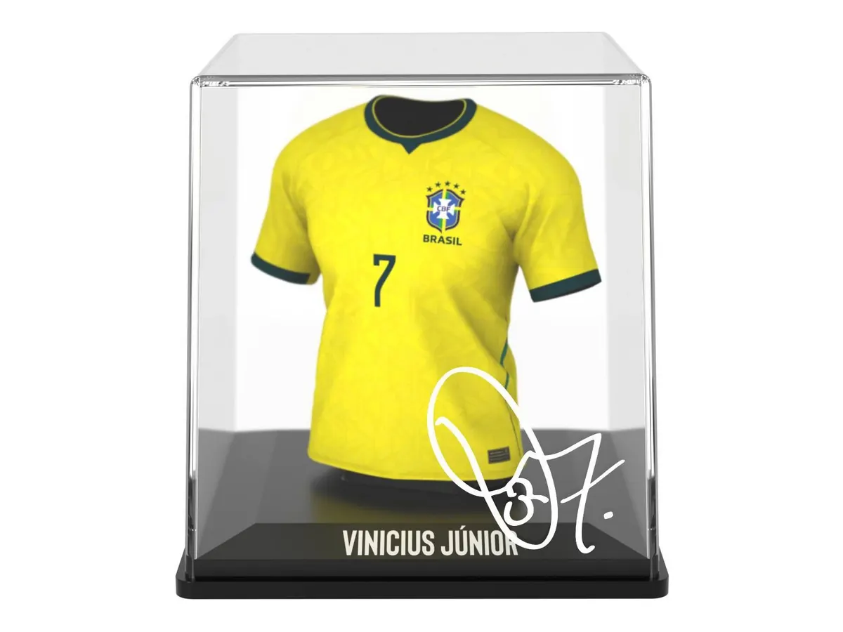 Camiseta MyJersey de Vinicius Junior con Brasil, dorsal 7, en urna con peana negra