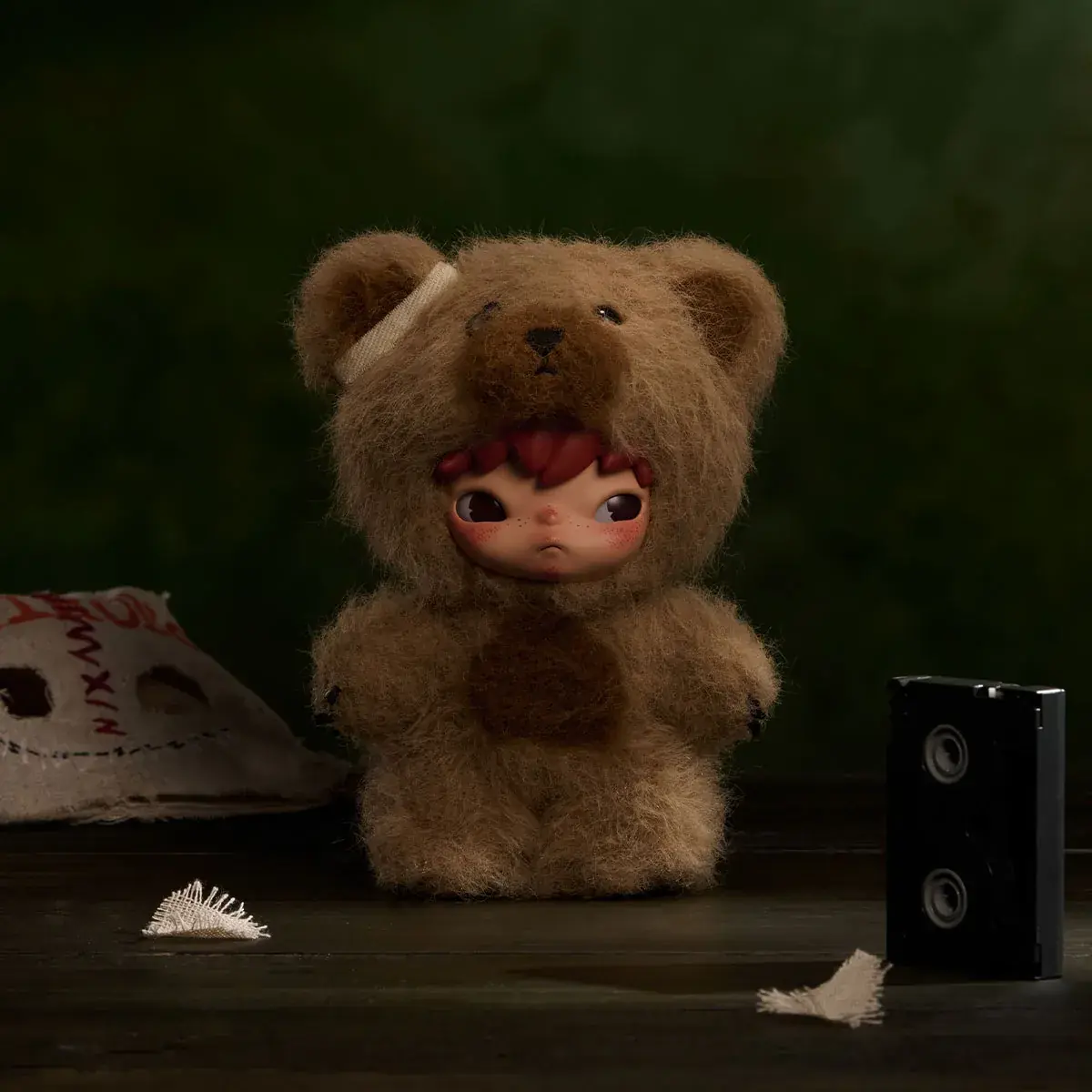 Peluche colgante con disfraz de oso de la gama HIRONO After Dark de POP MART