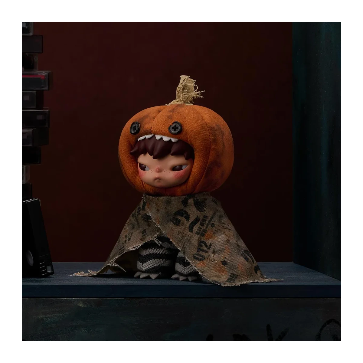 Peluche colgante con disfraz de calabaza de la coleccion HIRONO After Dark de POP MART