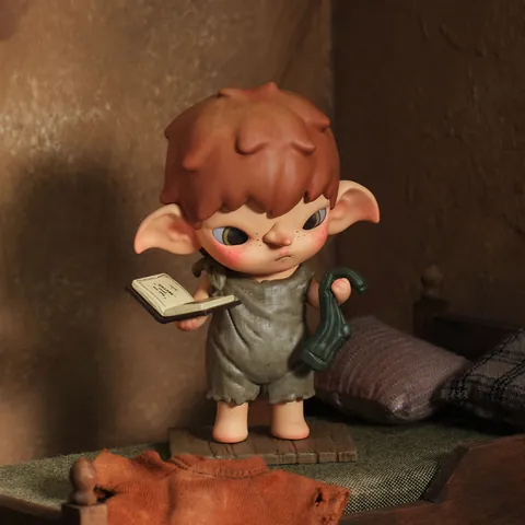 Figura de Dobby de Hirono x Harry Potter de POP MART con un libro