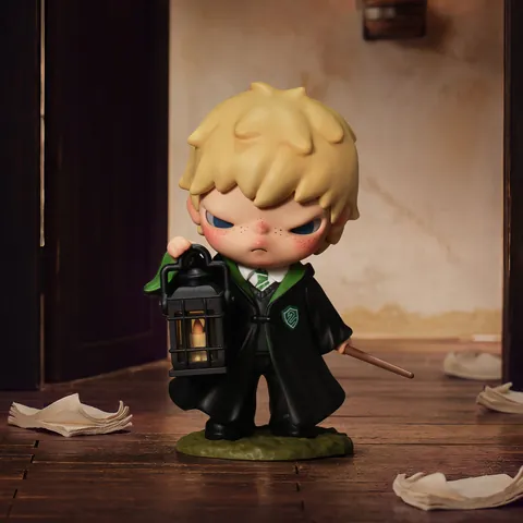 Figura de Draco Malfoy de Hirono x Harry Potter de POP MART con farol y varita
