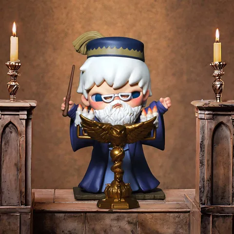 Figura de Albus Dumbledore de Hirono x Harry Potter de POP MART tras un atril dorado