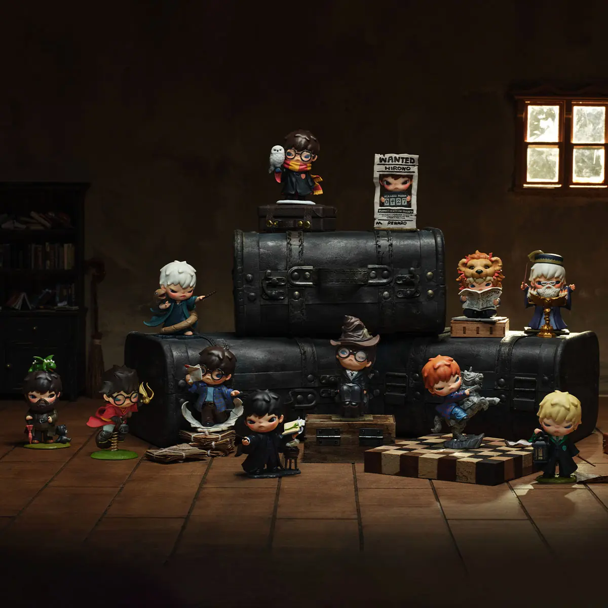 Las 12 figuras regulares de la serie Hirono x Harry Potter de POP MART sobre baúles de Hogwarts